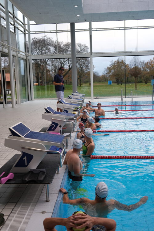 Einweisung in die Schwimmtechnik am Beckenrand